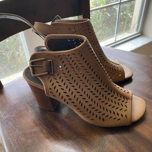 White Mountain Salma Heeled Sandals 8 Brown/Tan